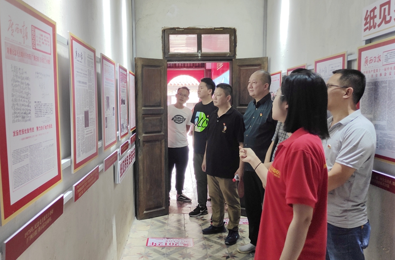 党员和积极分子再参观展览（拍摄：刘艺）.jpg