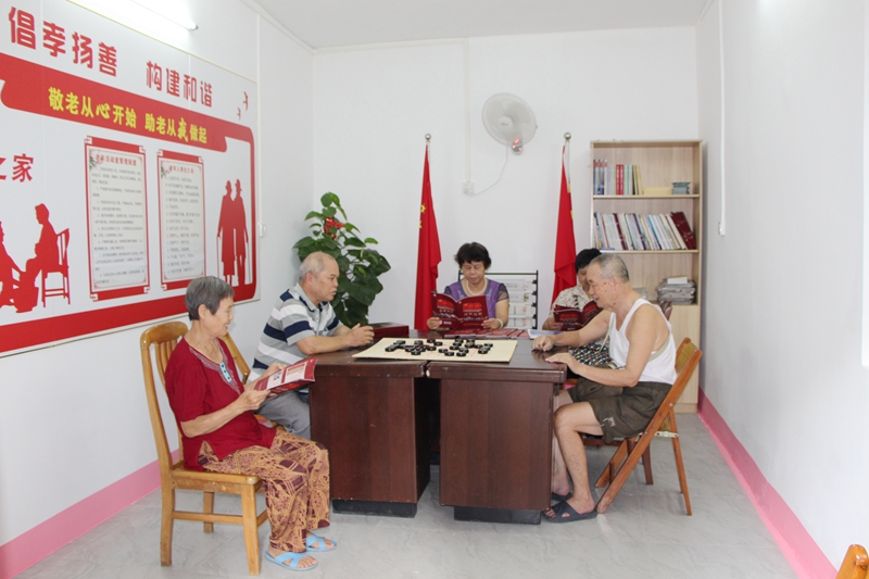 2.老年人们在新建的活动室下棋、看书报.JPG